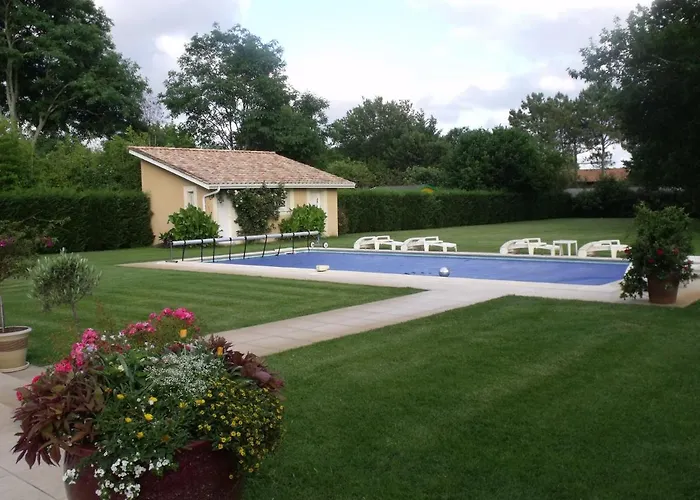 Le Clos D'ignac בית הארחה 4*